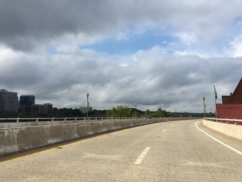 View south along U.S. Route 29 (west along the Whitehurst Freeway) between 31st Street NW and Wisconsin Avenue NW in Washington, D.C.
