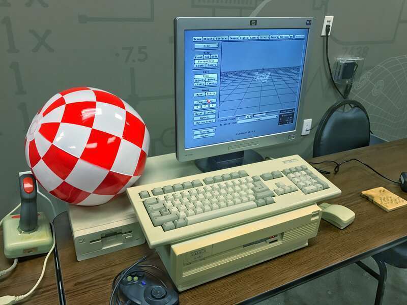 An Amiga 3000 central unit, an Amiga 2000 keyboard and an HP L1706 monitor.