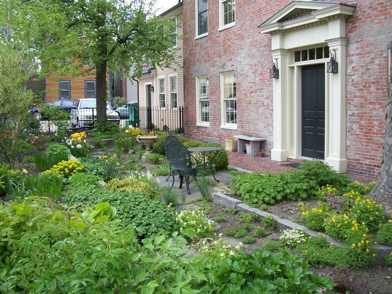 Beautiful urban garden near Warner House, Portsmouth NH.
With the protection of a Historic District Commission, much of the city's irreplaceable architectural legacy survives. It draws tourists and artists, who each summer throng the cafes,