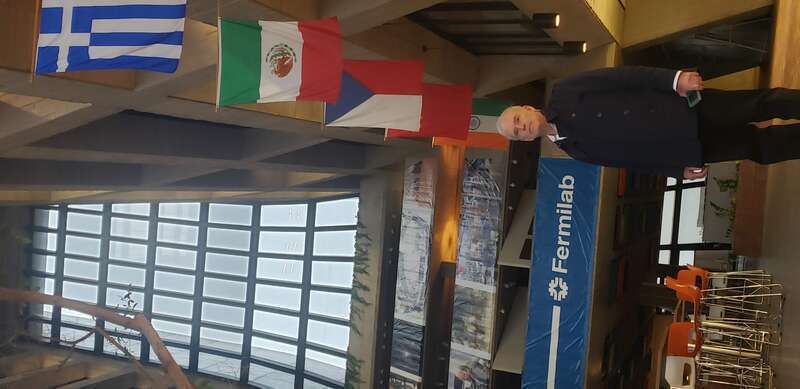 Julián Félix en el Wilson Hall de Fermilab