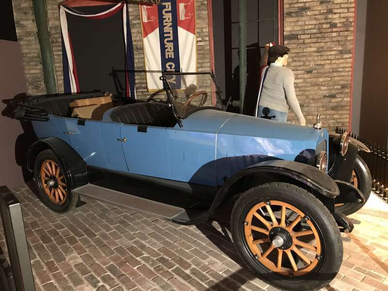 Automóvil Lorraine Tourer, fabricado en los Estados Unidos a comienzos de la década de 1920. Exhibido en el Museo Público de Grand Rapids