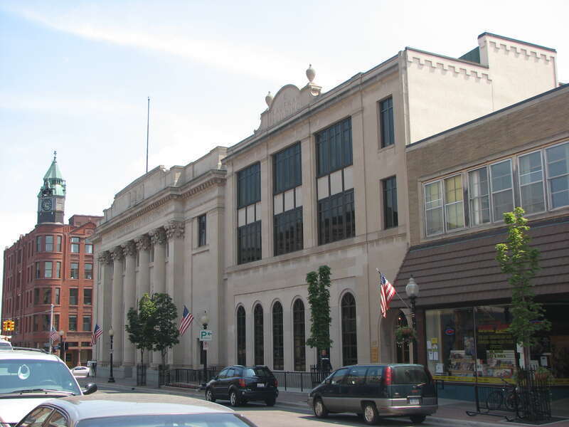 from left to right: the Old State Savings Bank Building (in red sandstone), the Wells Fargo Bank Main Branch (combining the First National Bank of Marquette Building and the Kaufman Building) and various store fronts along Washington Street,