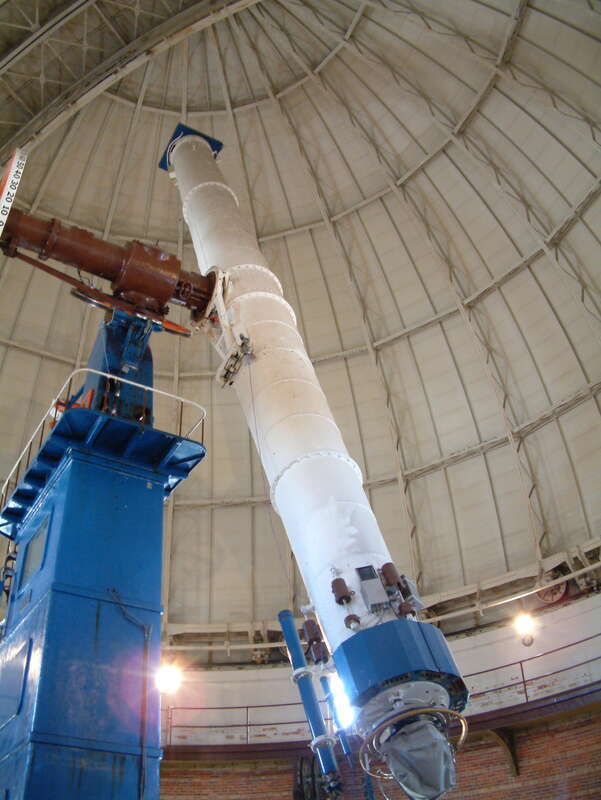 Yerkes Observatory 40 inch Refractor Telescope. Taken by me on 9 December 2006 with a Fuji S-602 Digital Camera.Camera location42° 34′ 13.01″ N, 88° 33′ 22″ W View this and other nearby images on: OpenStreetMap 42.570280;  -88.556110
