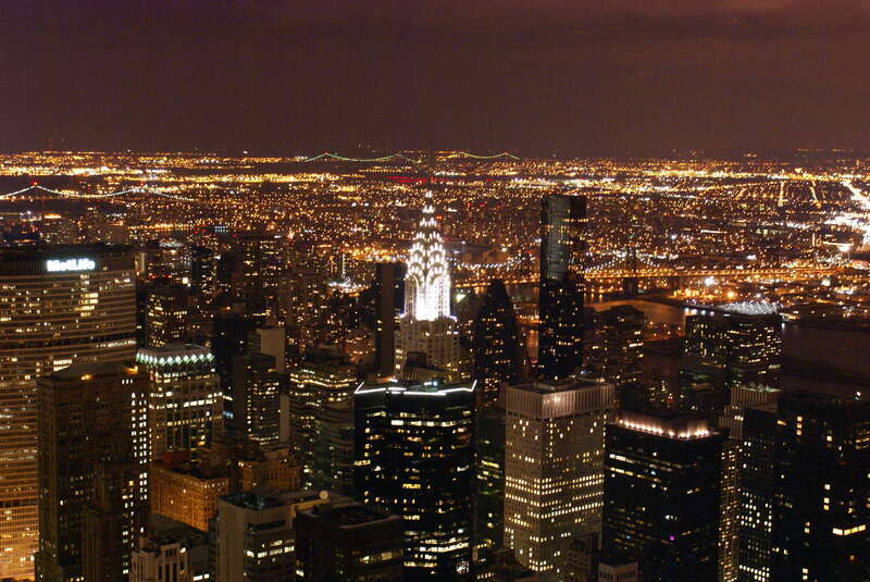 Night view from the Empire State Building toward the Chrysler Building.
Picture taken with -15°C (5° F), very very cold !!!!