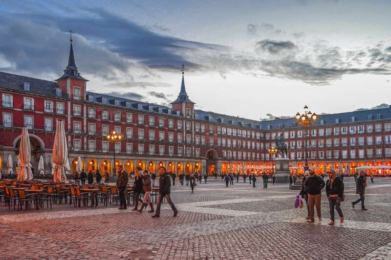 500px provided description: Plaza Mayor De Madrid [#sky ,#city ,#street ,#travel ,#old ,#tourism ,#tourist ,#urban ,#architecture ,#building ,#square ,#town ,#castle ,#panoramic ,#outdoors ,#horizontal ,#dusk ,#capital ,#administration]