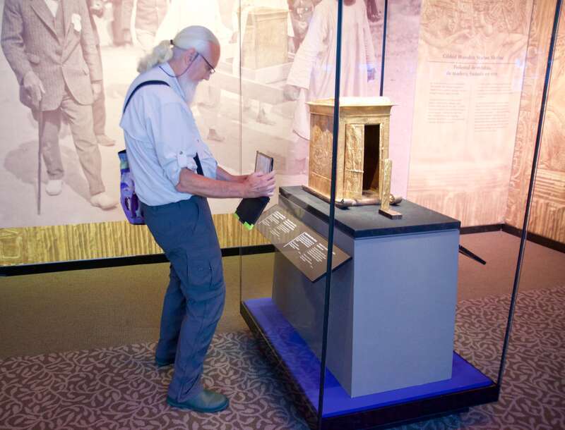 Ted phtographing King Tutankhamun's Shrine to Nekhbet DSC_0987
