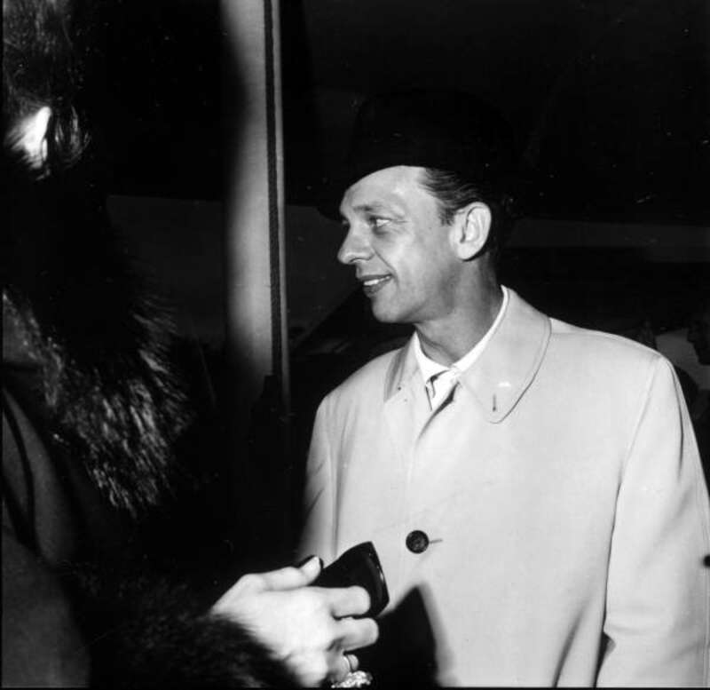 Local call number: c015710b
Title: Don Knotts at the premiere of his movie: The Incredible Mr. Limpet at Weeki Wachee Springs, Florida.
Physical descrip: 1 photoprint: b&amp;amp;w; 3×3 in.
Series Title: Commerce Collection
General note: The Incredible