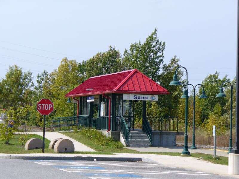 The station platform at Saco in 2006, prior to the adjacent construction of the Saco Transportation Center