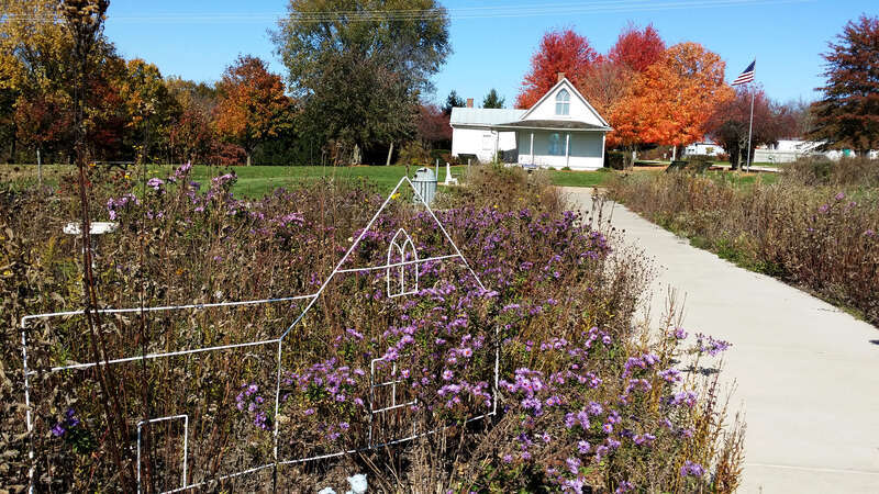 From Wkipedia:
en.wikipedia.org/wiki/American_Gothic_House
The American Gothic House, also known as the Dibble House, is a house in Eldon, Iowa, designed in the Carpenter Gothic style with a distinctive upper window. It was the backdrop of the 1930