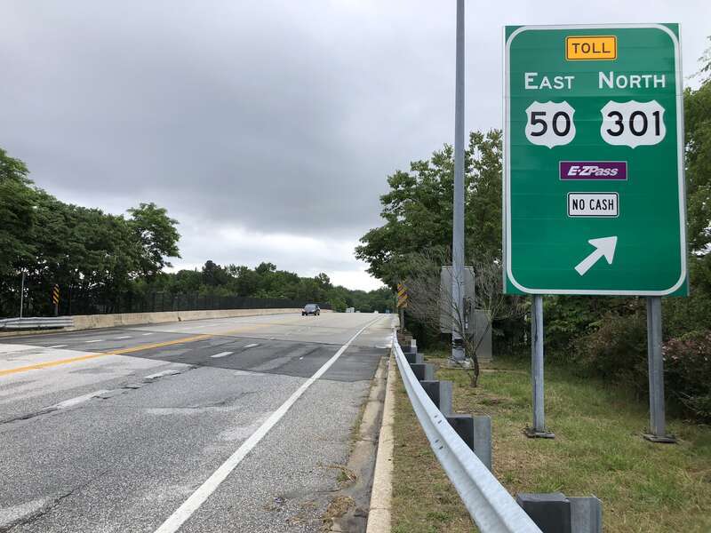 View south along Maryland State Route 908 (Oceanic Drive) at the exit for U.S. Route 50 EAST/U.S. Route 301 NORTH in Skidmore, Anne Arundel County, Maryland