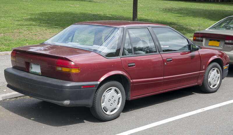 1995 Saturn SL1 in rather good nick. 1.9-liter MPFI engine, built in Spring Hill, TN.