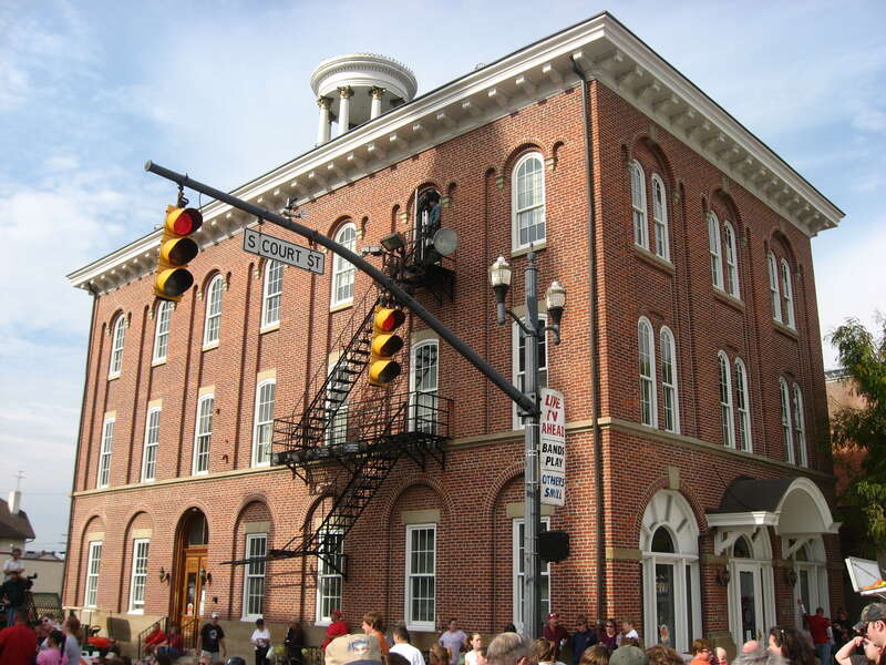 City Hall in downtown Circleville, Ohio, United States, located on the northwestern corner of the intersection of Court and Franklin Streets.