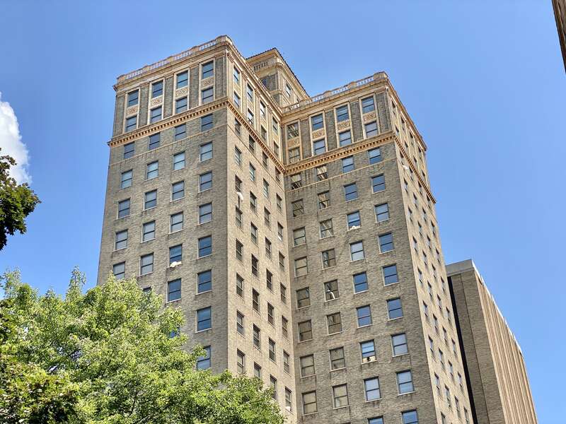 Built in 1928-1929, this Renaissance Revival-style skyscraper was designed by Alfred Charles Bossom and Charles A. Haviland to serve as the headquarters of the Kanawha Valley Bank.  The building stands 20 stories and 265 feet (81 meters) tall, and