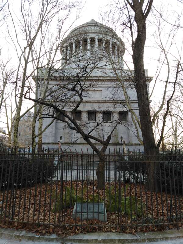 李鸿章托人在格兰特陵园后种下的银杏树（右侧较粗较高者）。