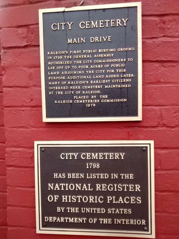 The plaque in front of the City Cemetery (Raleigh, North Carolina).