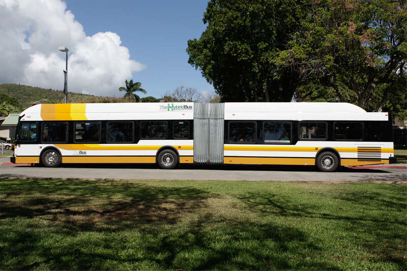 A TheBus New Flyer DE60LF parked at Sinclair Circle on the University of Hawaiʻi at Mānoa campus.