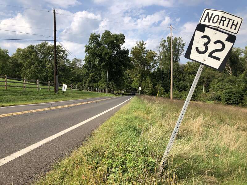 View north along Pennsylvania State Route 32 (River Road) just north of Aquetong Road in Solebury Township, Bucks County, Pennsylvania