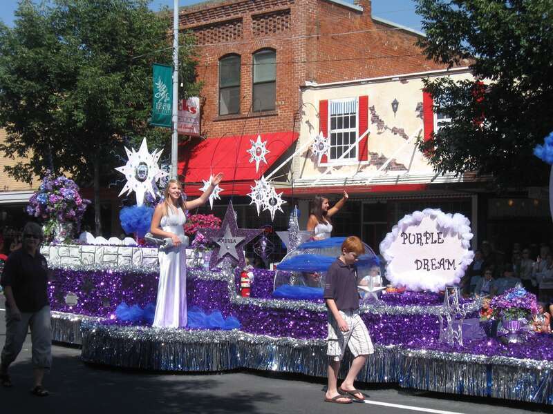 See a lentil costume. 

I didn't know about the lentil festival till I heard about it on the radio, coming into Pullman.  I got there in time to watch next day.  The festival wasn't happening when I was growing up in Pullman.  Started around 1994.