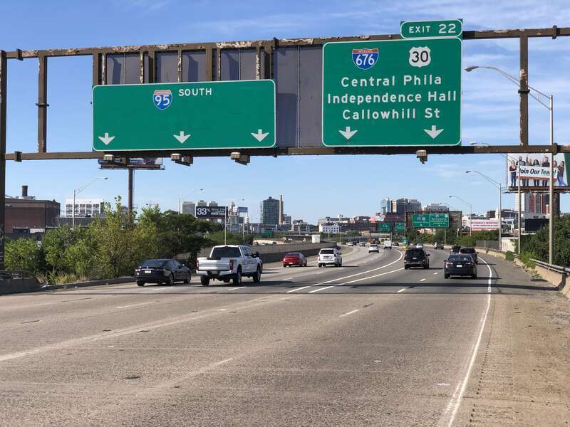 View south along Interstate 95 (Delaware Expressway) at Exit 22 (Interstate 676/U.S. Route 30, Central Philadelphia, Independence Hall, Callowhill Street) in Philadelphia, Pennsylvania