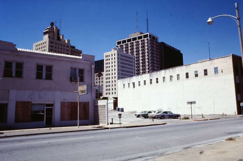 The building on the left is now occupied by Braswell's office furniture. 

Photo taken in August 1978