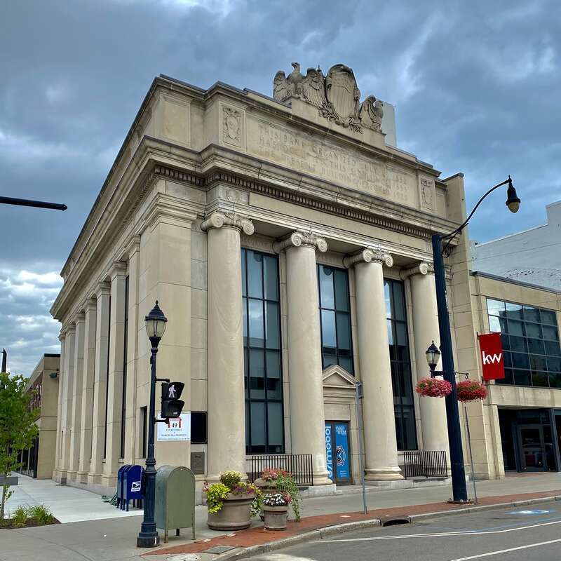 The City National Bank Building, 49 Court Street at Washington Street, Binghamton, New York, July 2022. The Beaux-Arts pedigree of New York-based architect Alfred Hopkins is plainly in evidence in the High Neoclassical design of this building,