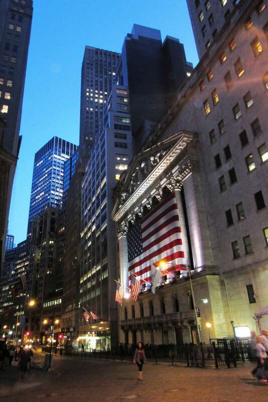 Die Broad Street mit dem New York Stock Exchange Eingang