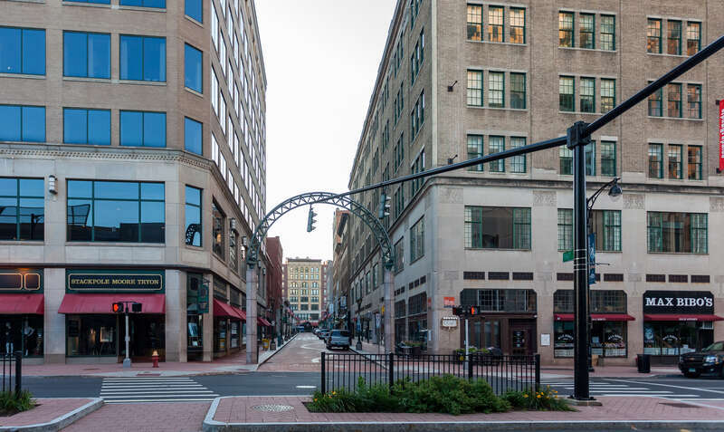 Entrance to Pratt Street. Taken from Trumbull street looking east down Pratt. Hartford, Connecticut