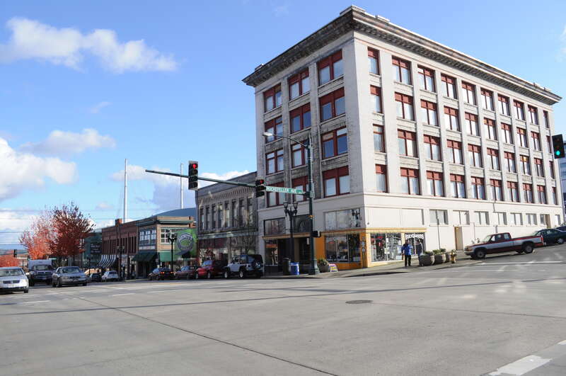 SE corner of Hewitt Avenue and Rockefeller Street, Everett, Washington, USA, in the Hewitt Avenue Historic District. Even-numbered buildings in the 1800 block of Hewitt are visible. The district is on the National Register of Historic Places