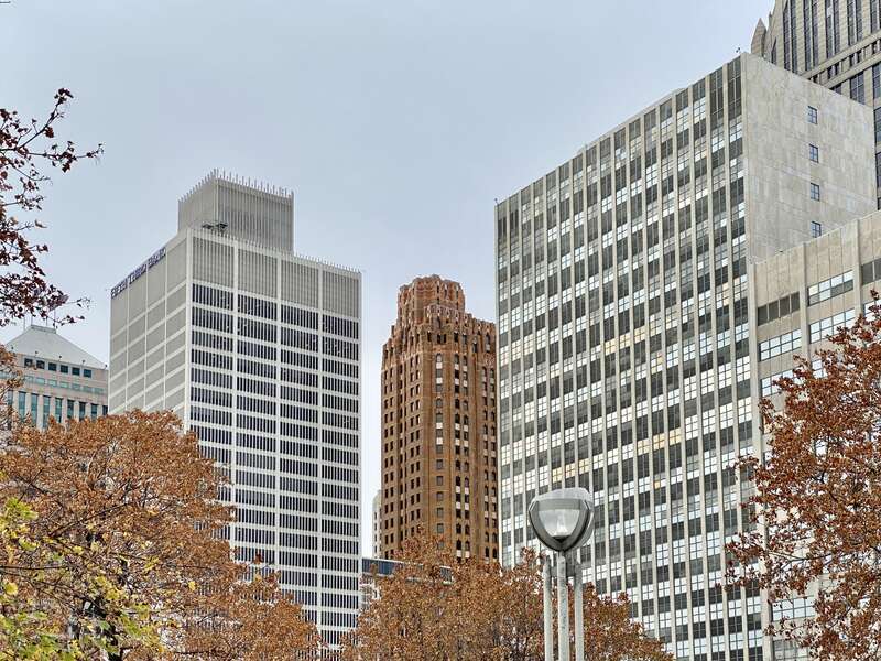 Built in 1962 and 1929, these two excellent skyscrapers from different periods are excellent examples of the Modern International style and the Art Deco style, respectively.