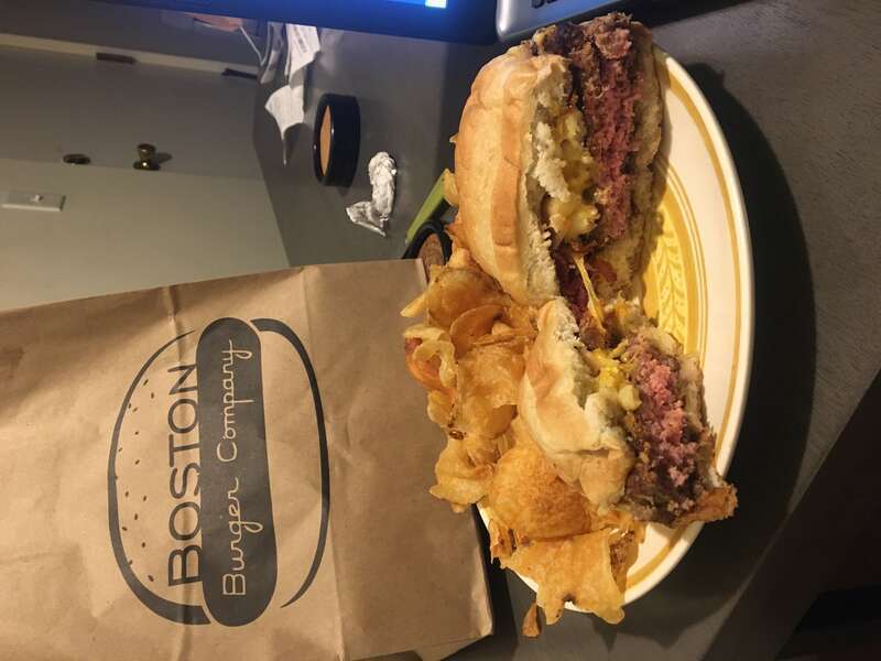 A hamburger with bacon and Mac&amp;amp;cheese