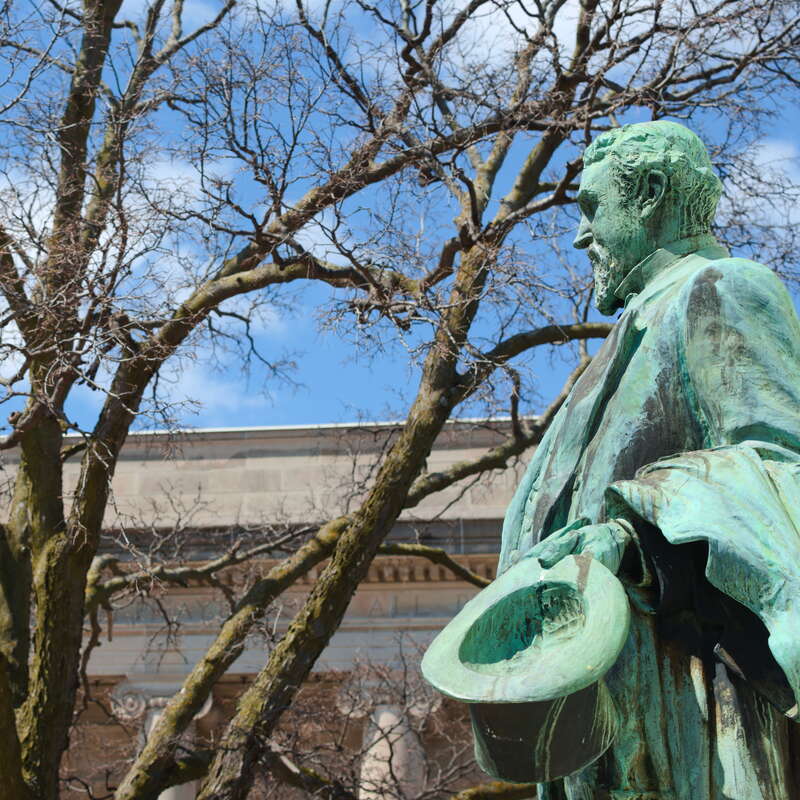 Monument to Thomas Lowry, the creator of Twin Cities Rapid Transit, the Twin Cities trolley car system.
The neighborhood of East Isles is in the Calhoun-Isles community.
Minneapolis is split into 11 communities which are split into 86+ neighborhoods.