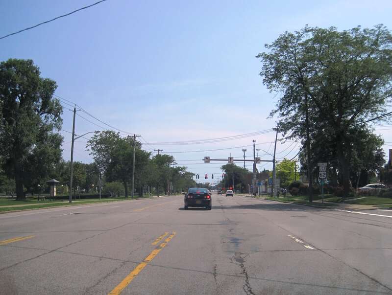 Photo of southbound New York State Route 61 (Hyde Park Boulevard) approaching U.S. Route 62 Business in Niagara Falls, New York. Photo taken looking south-southeast at Grand Avenue.