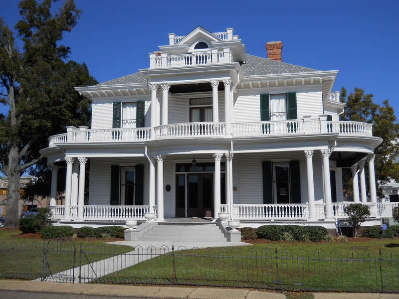 Redding House at 770 Jackson Street, Biloxi, Mississippi, USA.  Listed on National Register of Historic Places 18 May 1984.  
Architectural Style is Colonial Revival.