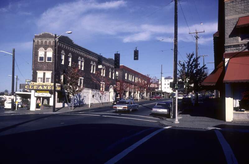 35th Street (running across the photo) and Fremont Ave. (going diagonally to the right), Fremont, Seattle, Washington, U.S. in 1979. The buildings in the foreground remain as of 2018, though they have different uses.