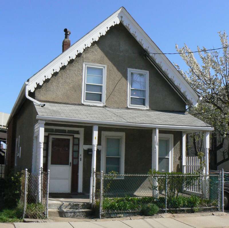 A photograph of the Daniel Worthen House in Somerville, Massachusetts.