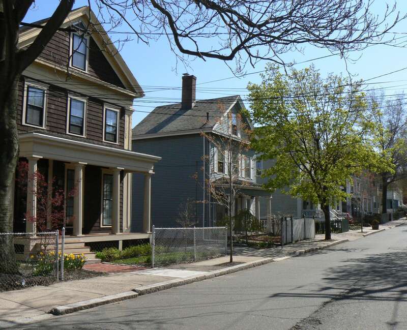 A photograph of Mount Vernon Street in the Mount Vernon Street Historic District of Somerville, Massachusetts.