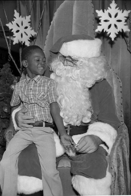 Local call number: ffl1360
Title: Tallahassee Mall Santa Claus with Vincent Nelson: Tallahassee, Florida
Personal author: Thomas, Deborah
Date: December 12, 1985
Physical descrip: 1 photonegative: b&amp;amp;w; 35 mm. 
Series Title: Deborah Thomas
