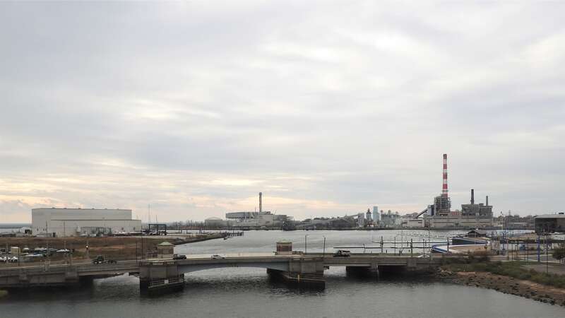 Looking south from an eastbound bus on I-95 on a cloudy day.