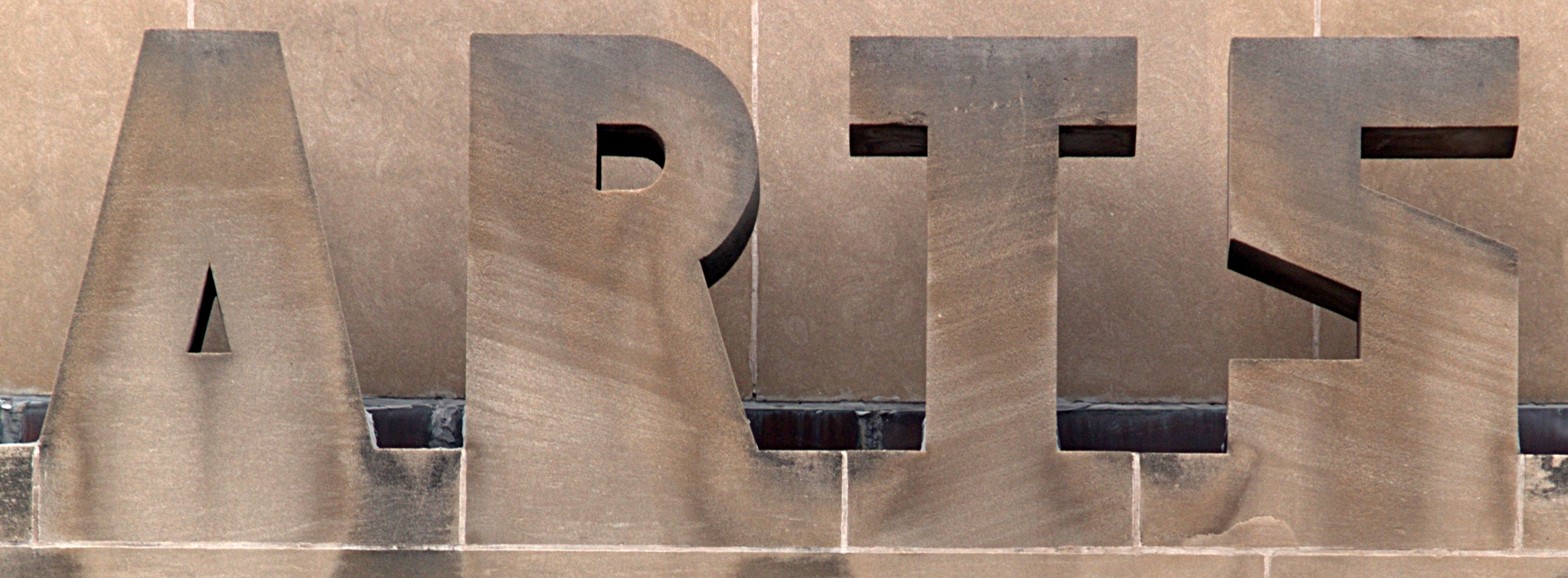 For a view of the facade, see:

&amp;lt;a href=&quot;https://www.flickr.com/photos/10359827@N03/2739732579/&quot;&amp;gt;flickr.com/photos/10359827@N03/2739732579/&amp;lt;/a&amp;gt;