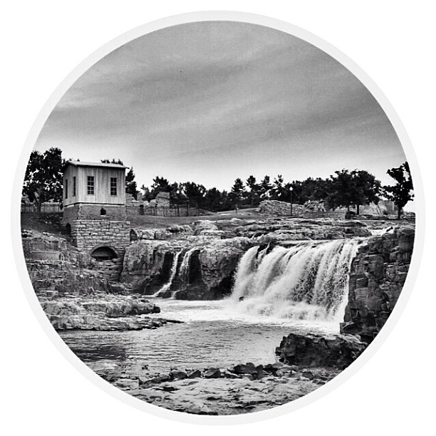 moody #fallspark #waterfalls #quartzite #ruins #bigsiouxriver #siouxfalls #southdakota #visitsiouxfalls