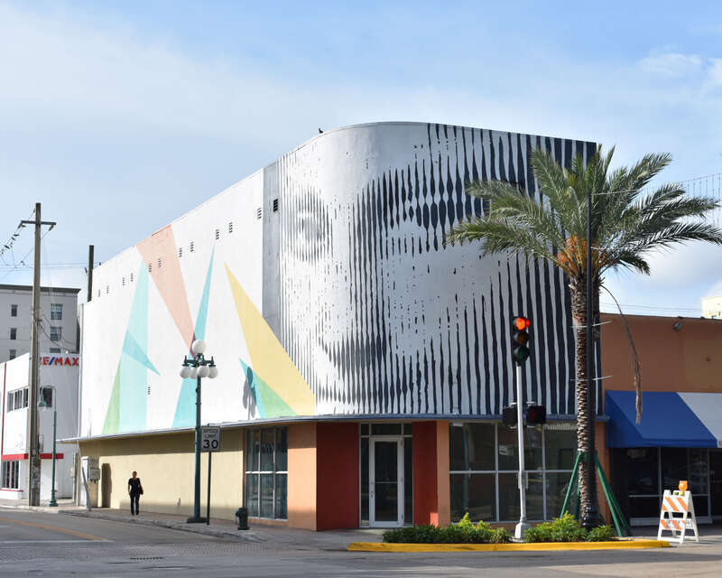 The building at 1900 Hollywood Boulevard is a contributing resource in the Hollywood Boulevard Historic Business District.