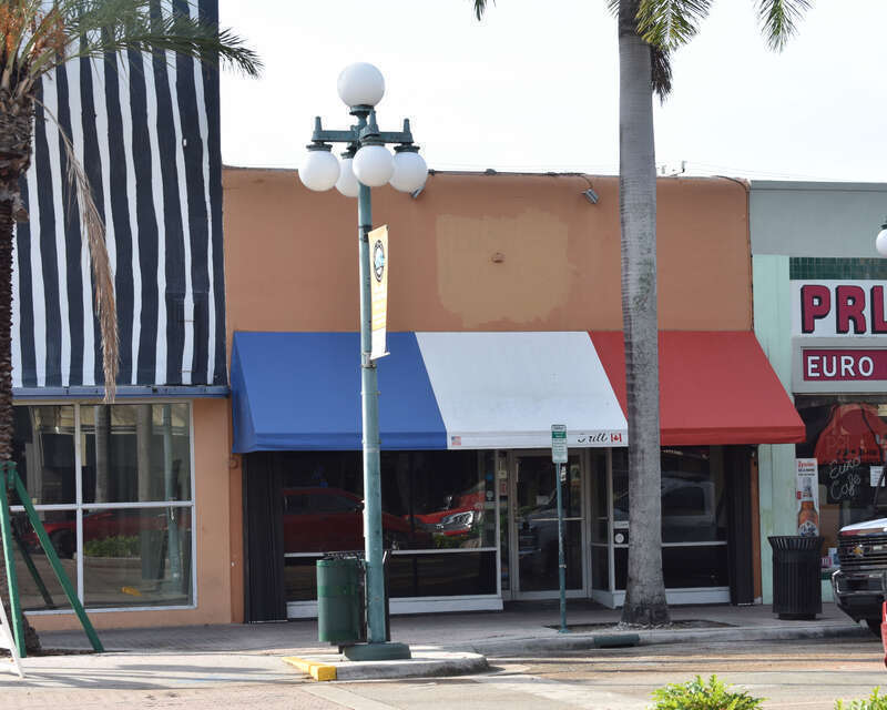 The building at 1902 Hollywood Boulevard is a contributing resource in the Hollywood Boulevard Historic Business District.