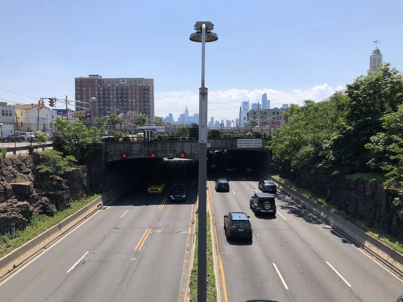 View east along New Jersey State Route 495 (Lincoln Tunnel Approach) from the overpass for Hudson County Route 672 (New York Avenue) in Union City, Hudson County, New Jersey