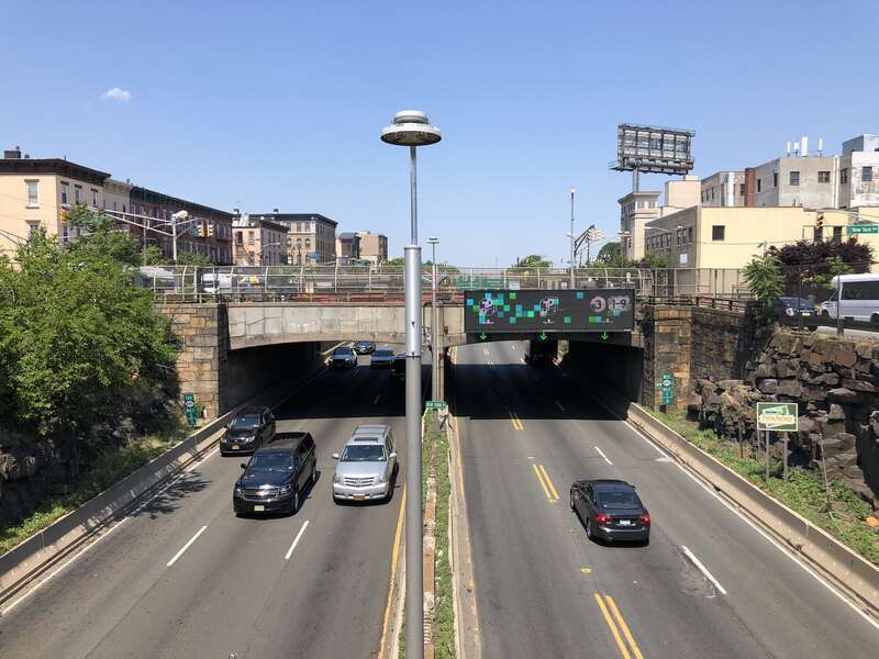 View west along New Jersey State Route 495 (Lincoln Tunnel Approach) from the overpass for Hudson County Route 691 (32nd Street) in Union City, Hudson County, New Jersey