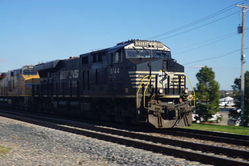 A freight train, led by Norfolk Southern GE ES44AC #8144 and Union Pacific GE C45AH #8200, in Arlington, Texas (United States).