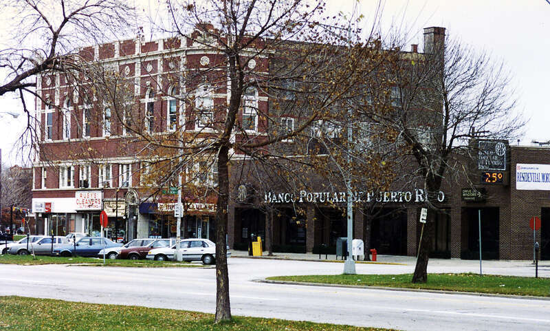 Amongst the shops to the left was'Logan Beach', a 'Friends' style local cafe in which I made my first social contacts in Chicago outside my work.