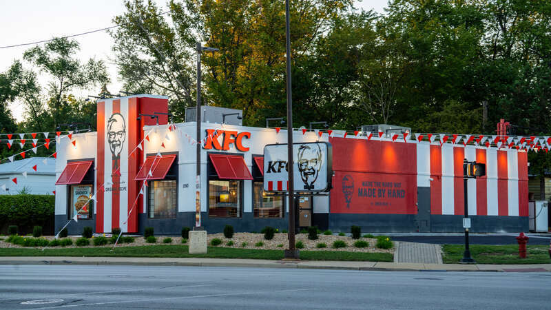 Best chicken restaurant at the intersection of Farnsworth and New York Street in Aurora, Illinois.