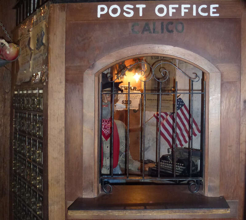 Guichet du bureau de poste dans le village fantôme de Calico,  Californie du sud.