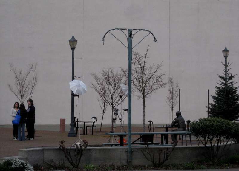 Chess Player by Pete Helzer
Looks like the chess player was about to be interviewed
www.petehelzer.com/Chessplayer.htm
Vogel Plaza , 2002

Seen while walking around downtown Medford, Oregon

seawt10 099