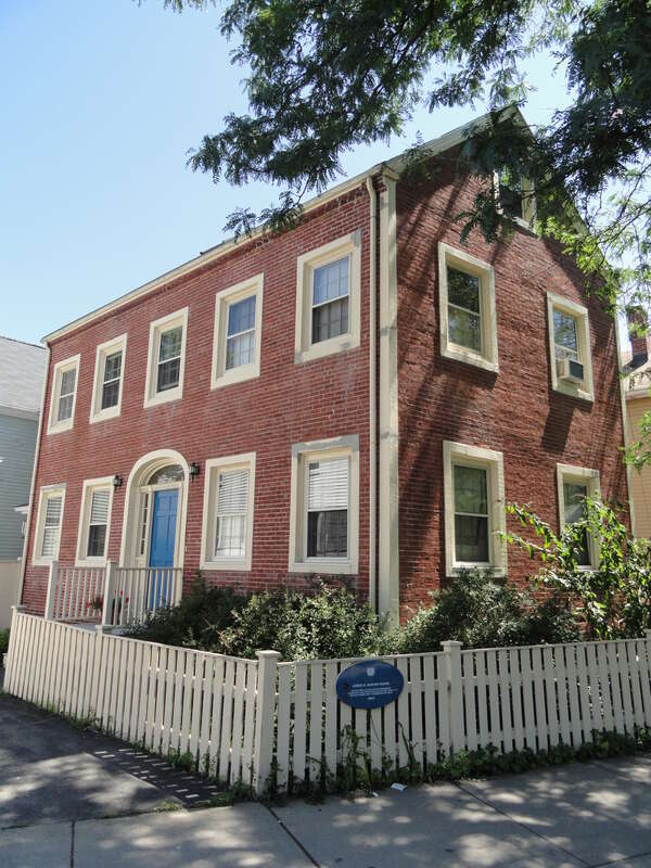 James B. Barnes House, 109 Hampshire Street, Cambridge, Massachusetts, USA. Listed on the U.S. National Register of Historic Places.